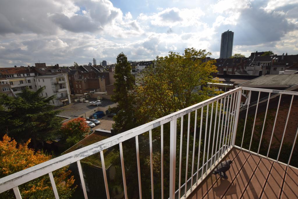 Tolstov-Hotels Big Room Apartment With Balcony