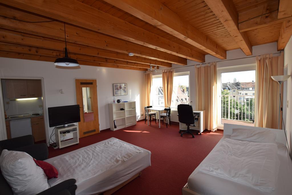 Apartment Tolstov-Hotels Big Room Apartment With Balcony